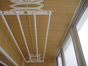 Особенности выбора и виды потолочных сушилок на балкон